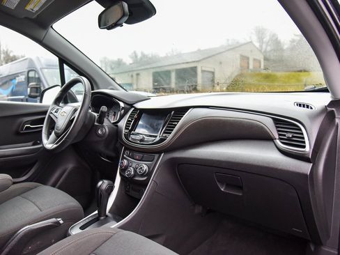 Used 2022 Chevrolet Trax LS w/ Tint and Cruise Package image 10