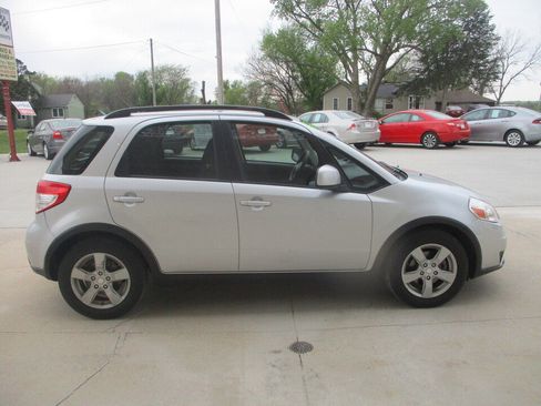 Used 2011 Suzuki SX4 AWD Hatchback image 2