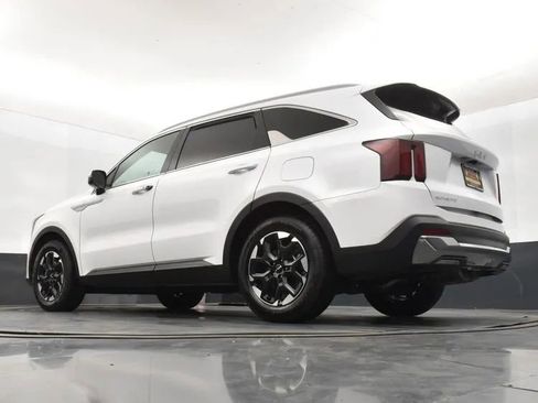 Used 2024 Kia Sorento S image 12