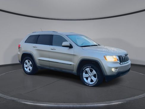 Used 2011 Jeep Grand Cherokee Laredo RWD image 2