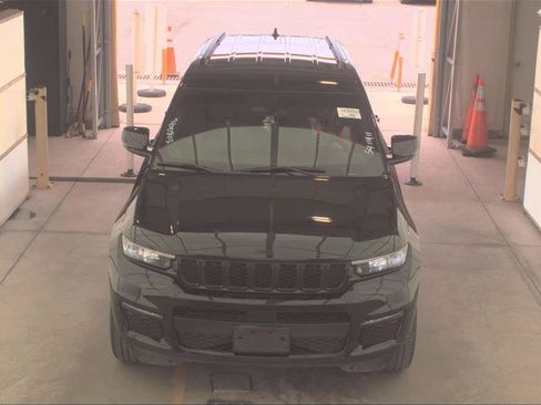 Used 2024 Jeep Grand Cherokee L Limited w/ Black Appearance Package RWD image 8