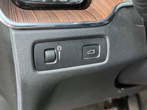 Used 2022 Volvo XC60 B5 Momentum image 38