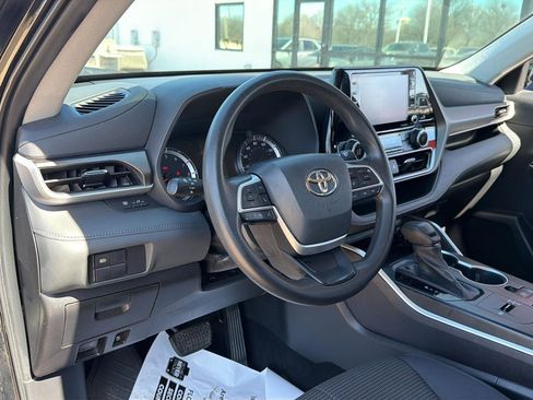 Used 2022 Toyota Highlander L image 17