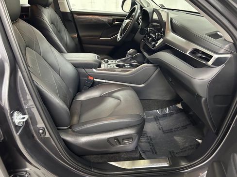 Used 2024 Toyota Highlander Platinum image 14