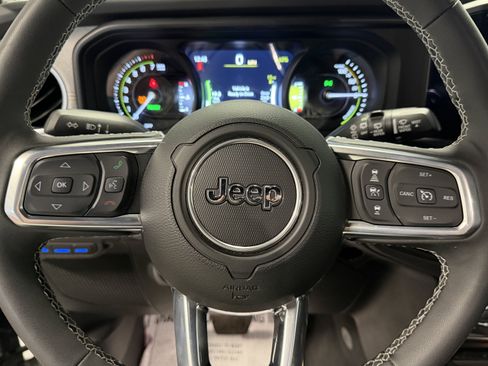 Used 2025 Jeep Wrangler Unlimited Sahara w/ Safety Group AWD/4WD image 15