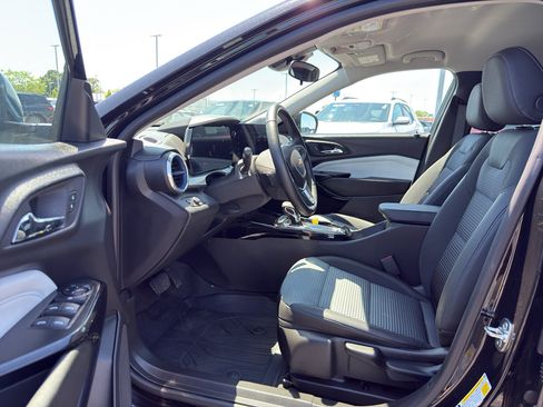Used 2025 Chevrolet Trax LT w/ LT Convenience Package FWD image 11