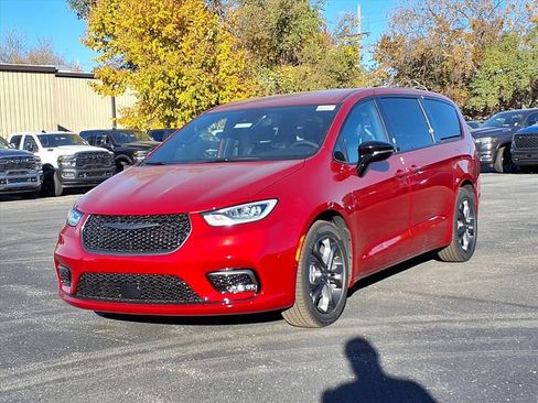 New 2026 Chrysler Pacifica Select image 2