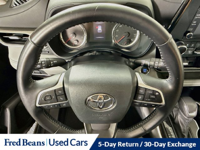 Used 2022 Toyota Highlander LE AWD/4WD image 18