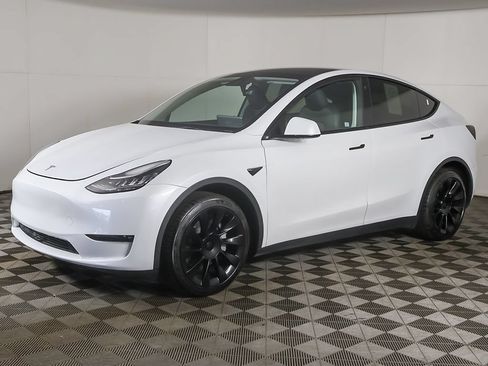 Used 2023 Tesla Model Y AWD image 9