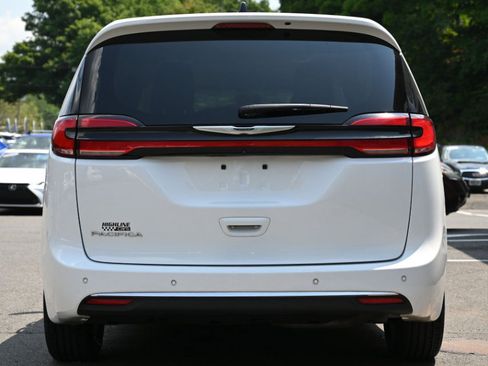 Used 2024 Chrysler Pacifica Touring-L FWD image 4