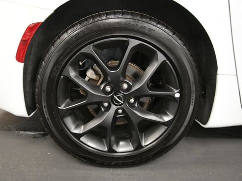 Used 2025 Chrysler Pacifica Limited FWD image 34