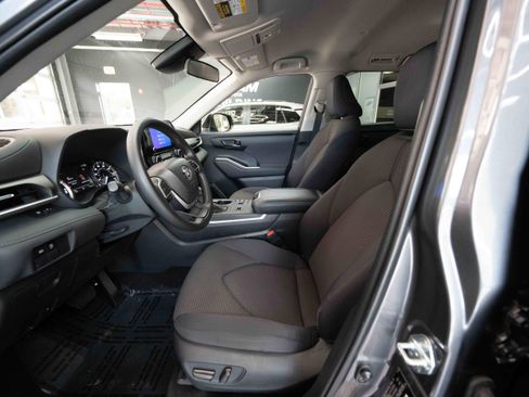 Used 2023 Toyota Highlander L image 9