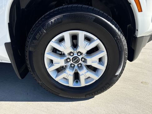 Used 2024 Nissan Frontier SV w/ SV Convenience Package image 11