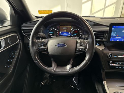 Used 2020 Ford Explorer XLT w/ Equipment Group 202A AWD/4WD image 17