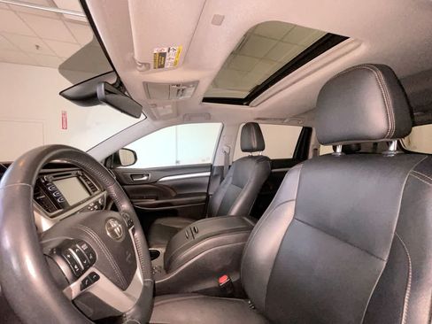 Certified 2019 Toyota Highlander XLE AWD/4WD image 22