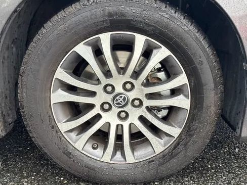 Used 2018 Toyota Sienna XLE w/ XLE Navigation Package FWD image 18