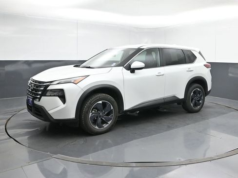 Used 2025 Nissan Rogue SV image 2