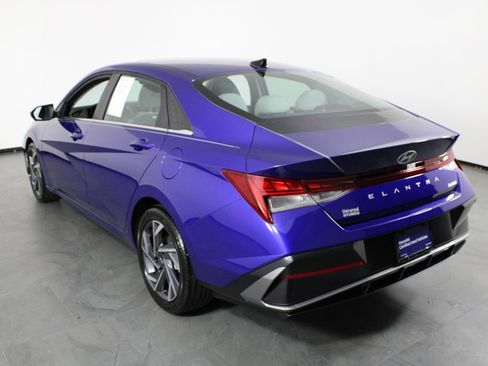 Used 2025 Hyundai Elantra Limited image 4