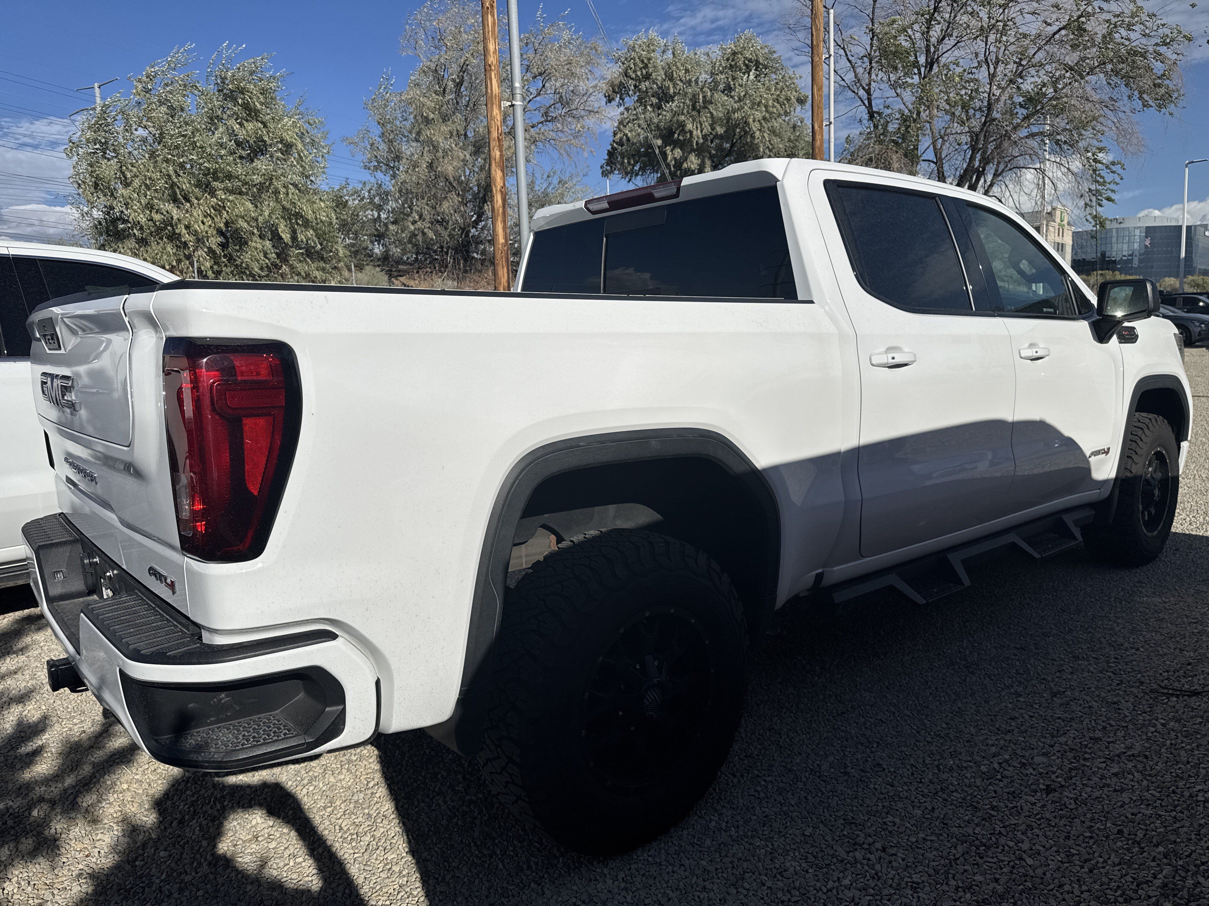 Used 2021 GMC Sierra 1500 AT4 w/ AT4 Preferred Package AWD/4WD image 3