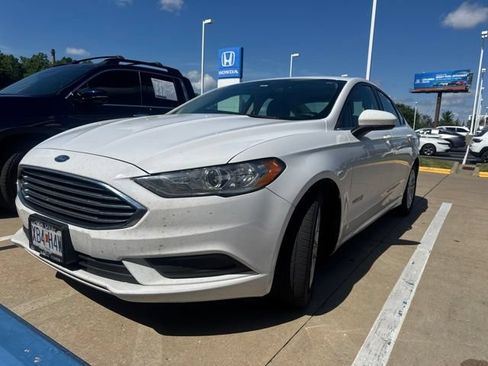 Used 2018 Ford Fusion SE FWD image 2