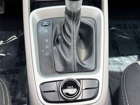Used 2025 Hyundai Venue SEL FWD image 16