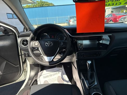 Used 2017 Toyota Corolla LE image 11