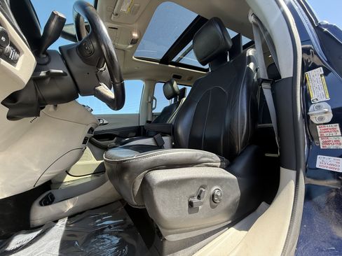 Used 2018 Chrysler Pacifica Limited FWD image 9