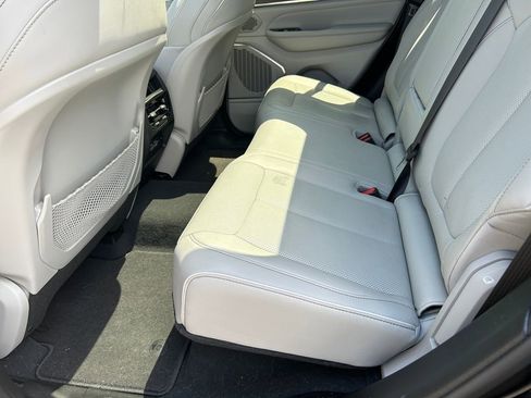 Certified 2023 Jeep Grand Cherokee Overland AWD/4WD image 14