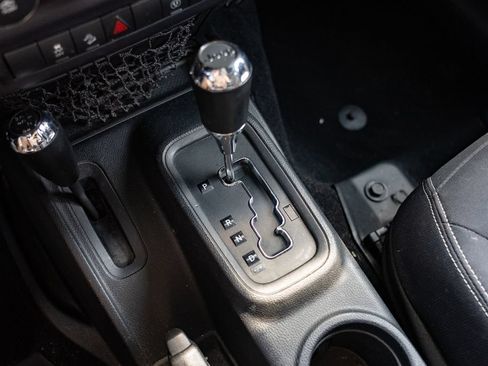 Used 2016 Jeep Wrangler Unlimited Rubicon w/ Connectivity Group AWD/4WD image 19