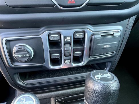 Used 2018 Jeep Wrangler Unlimited Sport S AWD/4WD image 36
