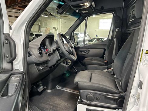 Used 2025 Mercedes-Benz Sprinter 2500 image 22