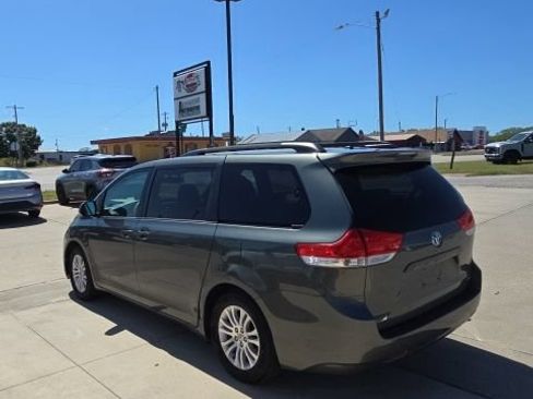 Used 2014 Toyota Sienna XLE FWD image 2