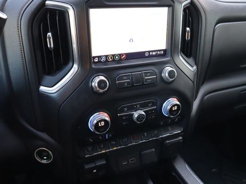 Used 2020 GMC Sierra 2500 AT4 w/ AT4 Premium Package AWD/4WD image 7