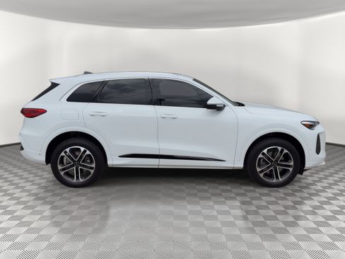 Certified 2025 Audi Q5 Premium w/ Premium Plus AWD/4WD image 8