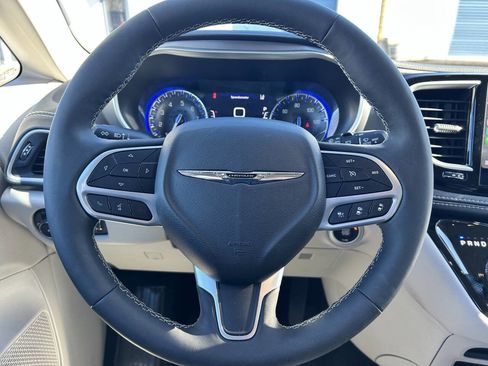 Used 2024 Chrysler Pacifica Touring-L image 15