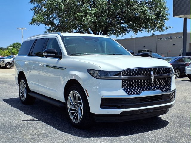New 2027 Lincoln Navigator Premiere RWD image 4