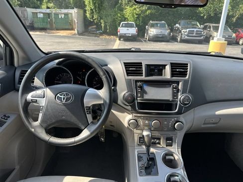 Used 2013 Toyota Highlander SE FWD image 19