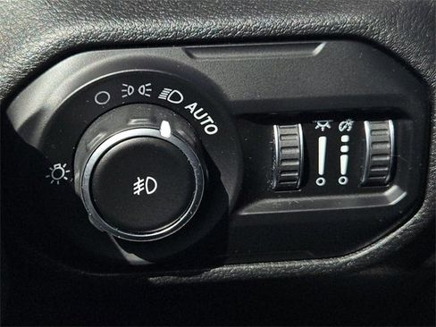 Used 2020 Jeep Wrangler Unlimited Sahara image 26