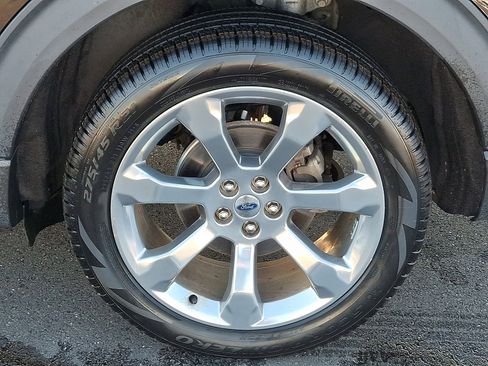 Used 2020 Ford Explorer Platinum w/ Premium Technology Package image 8