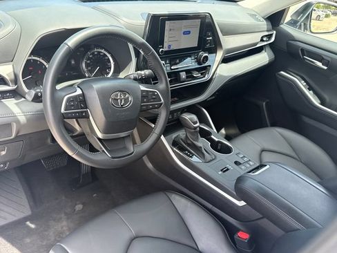 Used 2025 Toyota Highlander XLE FWD image 10
