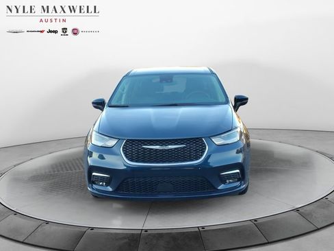 Used 2023 Chrysler Pacifica Touring-L image 17