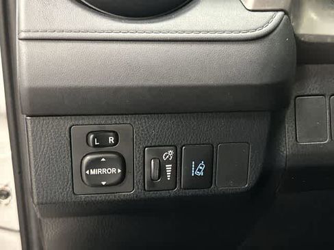 Used 2018 Toyota RAV4 LE FWD image 19