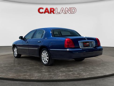 Used 2010 Lincoln Town Car Signature Limited RWD image 4