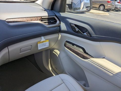 Used 2023 GMC Acadia Denali w/ Denali Technology Package image 15