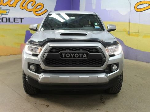 Used 2017 Toyota Tacoma TRD Sport AWD/4WD image 3