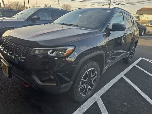 Used 2025 Jeep Compass Trailhawk image 1