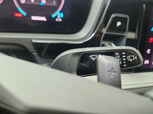 Used 2025 Porsche Cayenne w/ Premium Package image 42