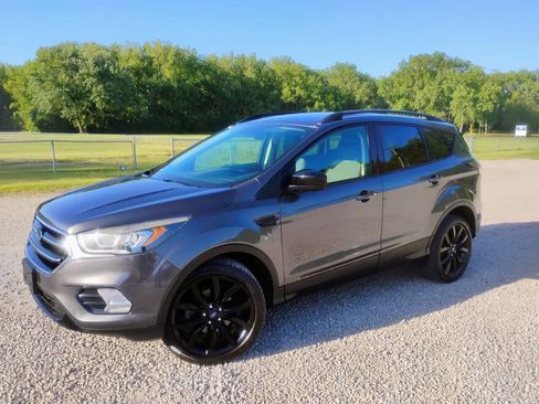 Used 2017 Ford Escape SE w/ Equipment Group 201A FWD image 1