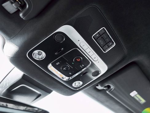 Used 2023 Bentley Flying Spur V8 image 85