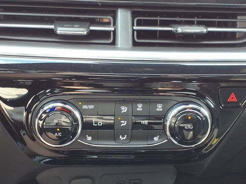 Used 2024 Chevrolet Trax RS w/ Sunroof Package image 18